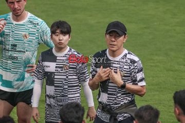 Mantan Pelatih timnas Indonesia, Shin Tae-yong (kanan) dan penerjemahnya bernama Jeong Seok-seo alias Jeje (kiri) sedang memberikan intruksi kepada para pemainnya berlatih di Lapangan B, Senayan, Jakarta, Selasa (28/5/2024).