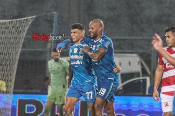 Ciro Alves (kiri) dan David Da Silva (kanan) sedang selebrasi dalam laga leg kedua final Liga 1 2023 antara Madura United versus Persib Bandung di Stadion Gelora Bangkalan, Madura, Jawa Timur, Jumat (31/5/2024).