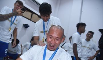 Asisten pelatih Persib, I Made Wirawan memangkas habis rambut setelah timnya meraih juara Liga 1 2023-2024.