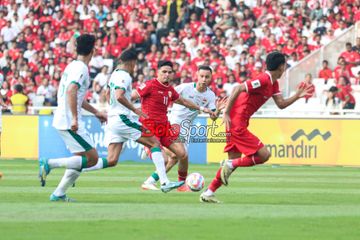 Ragnar Oratmangoen (tengah) sedang berusaha melewati lawannya dalam laga babak Kualifikasi Piala Dunia 2026 antara timnas Indonesia versus timnas Irak di Stadion Utama Gelora Bung Karno, Jakarta, Kamis (6/6/2024).