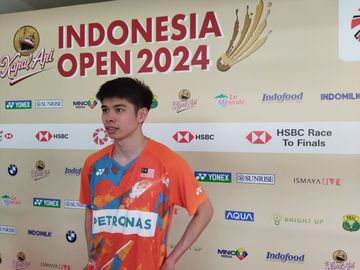 Pebulu tangkis tunggal putra Malaysia, Leong Jun Hao, di mixed zone setelah bertanding pada babak kedua Indonesia Open 2024 di Istora Senayan, Jakarta, Kamis (6/6/2024).