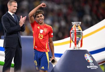 Trofi Euro 2024 menjadi kado terbaik yang diterima wonderkid Timnas Spanyol, Lamine Yamal.
