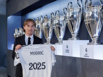 Luka Modric resmi memperpanjang kontraknya di Real Madrid sampai 30 Juni 2025.