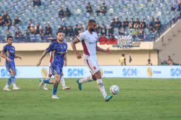 Bek asing PSM Makassar, Yuran Fernandes (kanan), sedang menguasai bola di Stadion Si Jalak Harupat, Bandung, Jawa Barat, Jumat (19/7/2024).