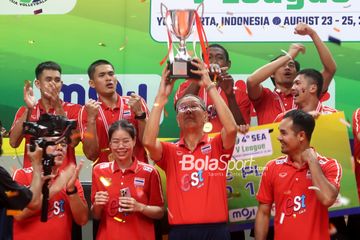 Timnas voli Thailand mengangkat trofi setelah menjadi juara leg kedua SEA V League 2024 dalam seremoni di GOR UNY, Yogyakarta, 25 Agustus 2024.