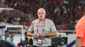 Pelatih timnas Australia, Graham Arnold, saat memantau para pemainnya bertanding di Stadion Utama Gelora Bung Karno, Senayan, Jakarta, Selasa (10/9/2024).