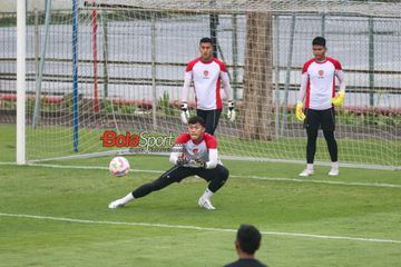 Ikram Algiffari (depan) seeang berlatih bersama sejumlah kiper timnas U-20 Indonesia di Lapangan A, Senayan, Jakarta, Selasa (24/7/ 2024).