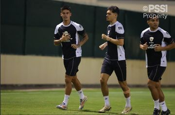 Para pemain timnas Indonesia Mees Hilgers, Shayne Pattynama, dan Asnawi Mangkualam, sedang menjalani sesi latihan di Bahrain.