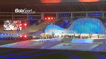 Patade defile atlet pada penutupan PEPARNAS 2024 di Stadion Manahan, Solo, Jawa Tengah, Minggu (13/10/2024).