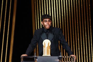 Penyerang sayap Barcelona asal Spanyol, Lamine Yamal, menerima Kopa Trophy, gelar untuk pemain terbaik di bawah 21 tahun dalam acara penghargaan Ballon d'Or France Football 2024 di Theatre du Chatelet, Paris, pada 28 Oktober 2024.