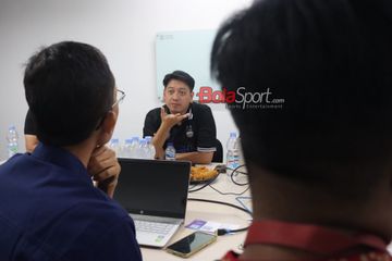Interim Sport Director Persib, Adhitia Putra Hermawan, saat berkunjung ke BolaSport.com di Gedung Grid Network, Pal Merah, Jakarta, Selasa (29/10/2024).
