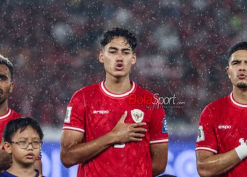 Pemain timnas Indonesia, Rafael Struick, sedang menyanyikan lagu Indonesia Raya jelang berlaga di Stadion Utama Gelora Bung Karno, Senayan, Jakarta, Jumat (15/11/2024).