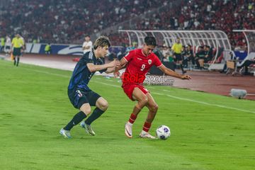 Rafael Struick (kanan) sedang menguasai bola dan dibayangi Daiki Hashioka (kiri) dalam laga babak penyisihan grup C Kualifikasi Piala Dunia 2026 zona Asia antara timnas Indonesia versus timnas Jepang di Stadion Utama Gelora Bung Karno, Senayan, Jakarta, Jumat (15/11/2024).