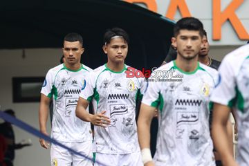 Hokky Caraka (tengah) sedang berbaris memasuki lapangan bersama sejumlah pemain PSS Sleman saat akan bertanding  di Stadion Pakansari, Bogor, Jawa Barat, Selasa (3/12/2024).