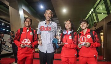 Pelatih timnas wanita Indonesia, Satoru Mochizuki (kemeja putih), bersama tiga pemainnya yakni Laita Roati (kiri), Viny Silfianus (tengah), dan Reva Octaviani (kanan) di Terminal 3 VVIP Bandara Soekarno Hatta, Tangerang, Banten, Jumat (6/12/2024).
