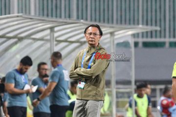 Pelatih Persis Solo, Ong Kim Swee, sedang memantau para pemainnya bertanding di Stadion Pakansari, Bogor, Jawa Barat, Minggu (8/12/2024) malam.