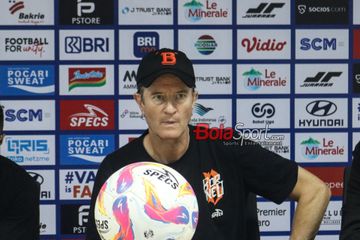 Pelatih Borneo FC, Pieter Huistra, sedang memberikan keterangan kepada awak media di Stadion Pakansari, Bogor, Jawa Barat, Selasa (10/12/2024).