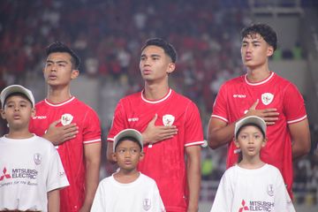 Marselino Ferdinan (tengah) mendapatkan kartu merah. Timnas Indonesia gagal menang dalam laga melawan Laos di laga kedua Grup B ASEAN Cup 2024 di Stadion Manahan, Solo, Kamis (12/12/2024).