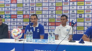 Pelatih PSIS Semarang, Gilbert Agius dan pemain Ridho Syuhada saat memberikan keterangan kepada media pasca laga melawan PSS Sleman, Selasa (17/12/2024).