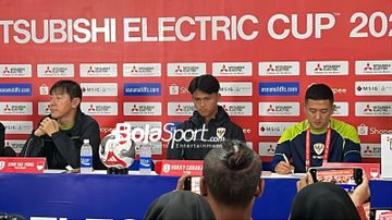 Shin Tae-yong selaku Pelatih Timnas Indonesia dan Hokky Caraka sebagai perwakilan pemain di konferensi pers sebelum laga lawan Filipina, Jumat (20/12/2024)