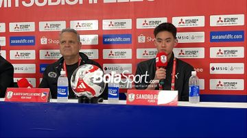 Pelatih timnas Filipina, Albert Capellas, dan pemain Sandro Reyes sebelum menghadapi Indonesia di ASEAN Cup 2024, Jumat (20/12/2024). 