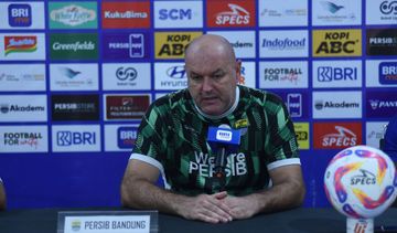 Pelatih Persib Bandung, Bojan Hodak, saat memberikan keterangan kepada media jelang melawan Persita Tangerang, Sabtu (21/12/2024).