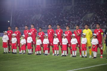 Pemain timnas Indonesia saat menyanyikan Lagu Kebangsaan, Indonesia Raya dalam laga kontra Filipina di Stadion Manahan, Solo, dalam partai terakhir grup B ASEAN Cup 2024, Sabtu (21/12/2024).