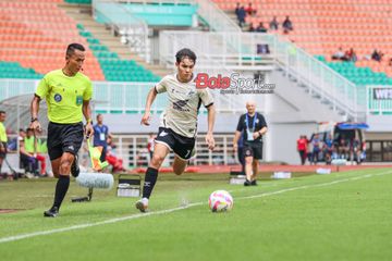 Pemain PSM Makassar, Victor Dethan sedang menguasai bola saat bertanding di Stadion Pakansari, Bogor, Jawa Barat, Minggu (29/12/2024).