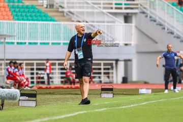 Pelatih PSM Makassar, Bernardo Tavares, sedang memantau para pemainnya saat bertanding di Stadion Pakansari, Bogor, Jawa Barat, Minggu (29/12/2024).
