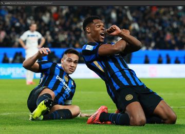 Bek Inter Milan, Denzel Dumfries, merayakan gol ke gawang Atalanta dalam babak semifinal Piala Super Italia 2024-2025 di Stadion Al Awwal Park, Kamis (2/1/2025).