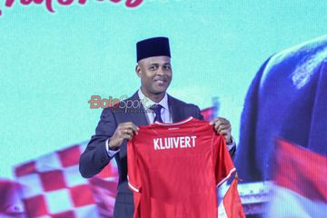 Pelatih baru timnas Indonesia, Patrick Kluivert, menggunakan peci atau kopiah saat sedang diperkenalkan ke awak media di Hotel Mulia, Jakarta pada Minggu (12/1/2025).