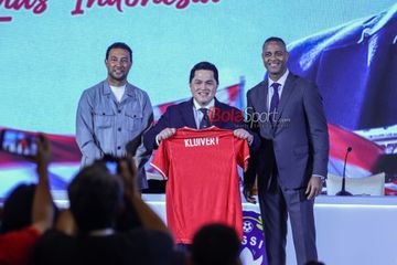 Ketua Umum PSSI, Erick Thohir (tengah), sedang foto bersama dengan Patrick Kluivert (kanan) ditemani sang asisten bernama Denny Landzaat (kiri) di Hotel Mulia, Jakarta pada Minggu (12/1/2025).