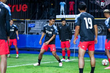 Pratama Arhan saat melakukan pemanasan sebelum laga True Bangkok United Vs Buriram United dalam lanjutan Thai League, Minggu (12/1/2025).