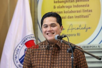 Ketua Umum PSSI, Erick Thohir, sedang memberikan keterangan kepada awak media di Media Center Kemenpora, Senayan, Jakarta, Senin (13/1/2025).