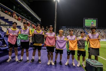 Ballboy True Bangkok United menyiapkan handuk untuk digunakan Pratama Arhan dalam throw ini ketika melawan Buriram United, Minggu (12/1/2025).