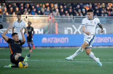 Jay Idzes saat membela Venezia menghadapi Inter Milan di Liga Italia.