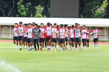 Skuad timnas U-20 Indonesia (skuat timnas U-20 Indonesia) sedang lari pemanasan di Stadion Madya, Senayan, Jakarta, Rabu (15/1/2025).