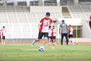 Matthew Baker atau kerap disapa Matt Baker saat hadir dalam latihan timnas U-20 Indonesia di Stadion Madya, Senayan, Jakarta, Rabu (15/1/2025).