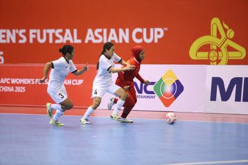 Aksi Insyafadya Salsabillah saat Timnas Futsal Putri Indonesia menang atas Kirgistan dalam laga perdana grup B Kualifikasi Piala Asia Futsal Putri 2025 di GOR Amongrogo Yogyakarta, Rabu (15/1/2025).