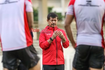 Pelatih timnas U-20 Indonesia, Indra Sjafri, sedang memantau para pemainnya berlatih di Stadion Madya, Senayan, Jakarta, Rabu (15/1/2025).