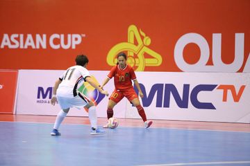 Aksi Tasya Rosdiana saat Timnas Futsal Putri Indonesia menang atas Hong Kong dalam laga pamungkas grup B Kualifikasi Piala Asia Putri 2025, di GOR Amongrogo, Yogyakarta, Minggu (19/1/2025).