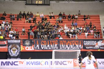 Aksi suporter La Grande Indonesia saat Timnas Futsal Putri Indonesia menang atas Hong Kong dalam laga pamungkas grup B Kualifikasi Piala Asia Putri 2025, di GOR Amongrogo, Yogyakarta, Minggu (19/1/2025).