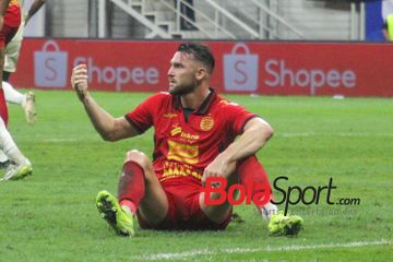 Pemain Persija Jakarta Marko Simic saat mendapat gangguan dari pemain persita tanggerang saat lanjutan liga 1 di JIS.