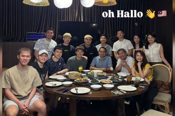 Herry IP (duduk, kedua dari kanan), bersama para pemain ganda putra nasional Malaysia jelang Indonesia Masters 2025. Juga tampak Aaron Tai dan Kang Khai Xing dalam gambar (berdiri, keduanya berambut pirang)