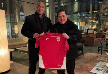 Ketua Umum PSSI, Erick Thohir, menyerahkan langsung jersey anyar timnas Indonesia kepada Patrick Kluivert.