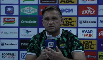 Asisten Pelatih Persib Bandung, Igor Tolic saat memberi kerterangan kepada awak media, Jumat (31/1/2025).