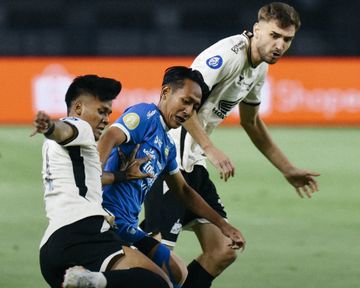 Suasana pertandingan antara Persib vs PSM pada laga pekan ke-21 Liga 1 2024-2025 di Stadion Gelora Bandung Lautan Api (GBLA), Bandung, Sabtu (1/2/2025).
