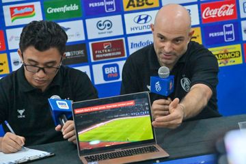 Momen pelatih PSM Makassar, Bernardo Tavares, menyajikan bukti adanya pelanggaran sebelum Persib mencetak gol.