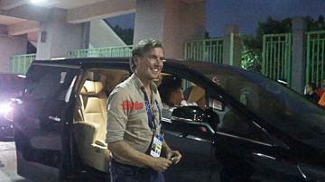 Asisten pelatih timnas Indonesia, Alex Pastoor, memberikan ancungan jempol saat hadir di Stadion Patriot Candrabhaga, Bekasi, Jawa Barat, Minggu (2/2/2025).