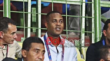 Pelatih timnas Indonesia, Patrick Kluivert, saat menonton laga pekan ke-21 Liga 1 2024 antara Persija Jakarta versus PSBS Biak di Stadion Patriot Candrabhaga, Bekasi, Jawa Barat, Minggu (2/2/2025).